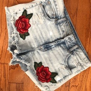 Cut off denim shorts with rose embroidery